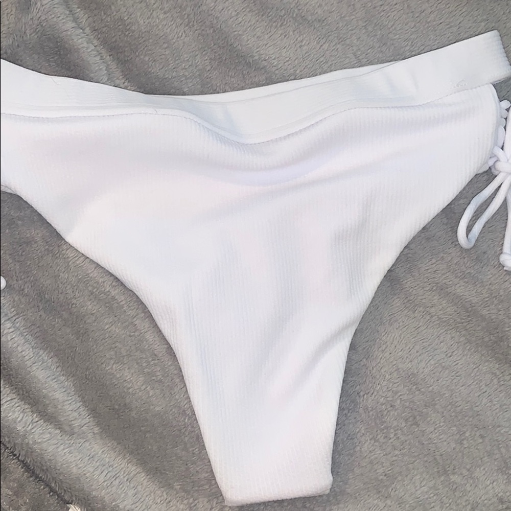 bikini - Picture 3 of 3
